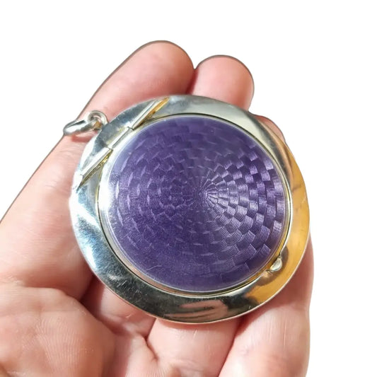 Polvera Art Déco en plata y esmalte guilloché morado Londres 1920 pieza