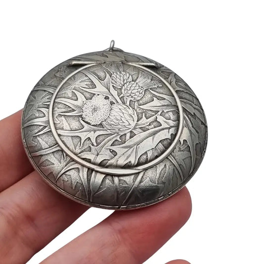 Polvera redonda de plata Art Nouveau con grabado cardos para coleccionista