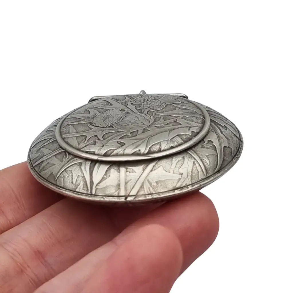Polvera redonda de plata Art Nouveau con grabado cardos para coleccionista