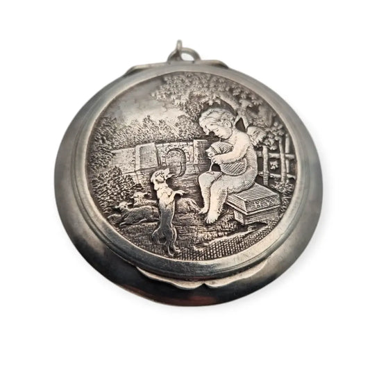 Polvera Victoriana de plata diseño pastoral con querubín y perro circa