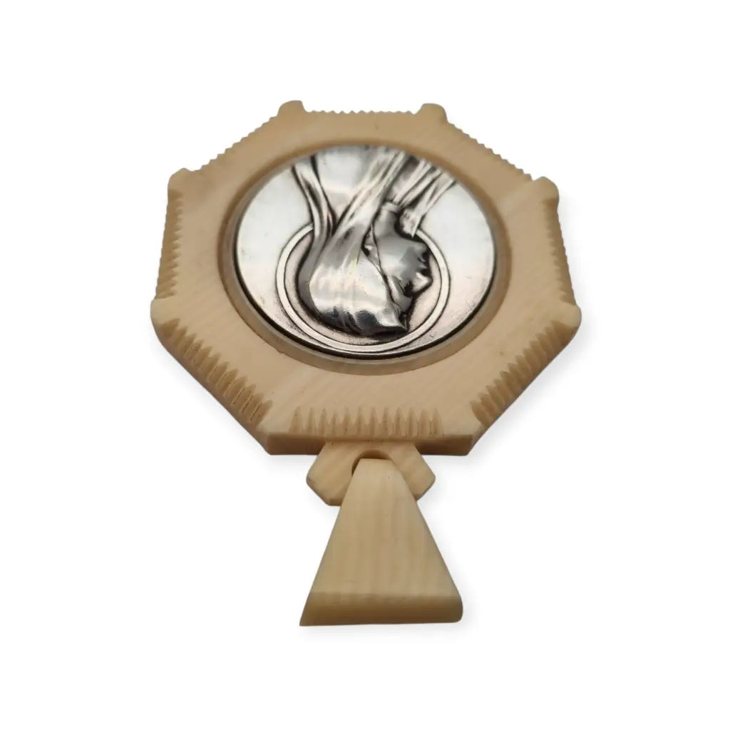Protector de cuna Art Nouveau en celuloide y medalla con Virgen María circa