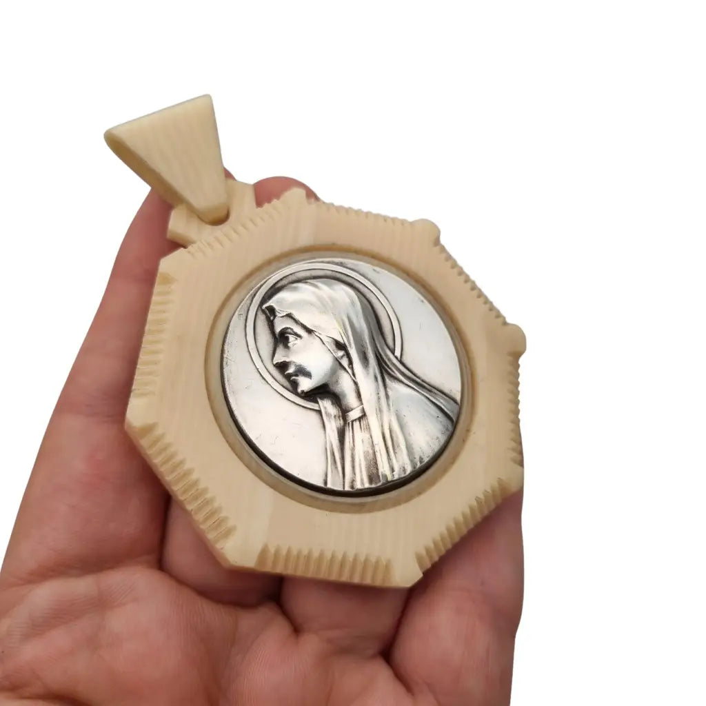 Protector de cuna Art Nouveau en celuloide y medalla con Virgen María circa