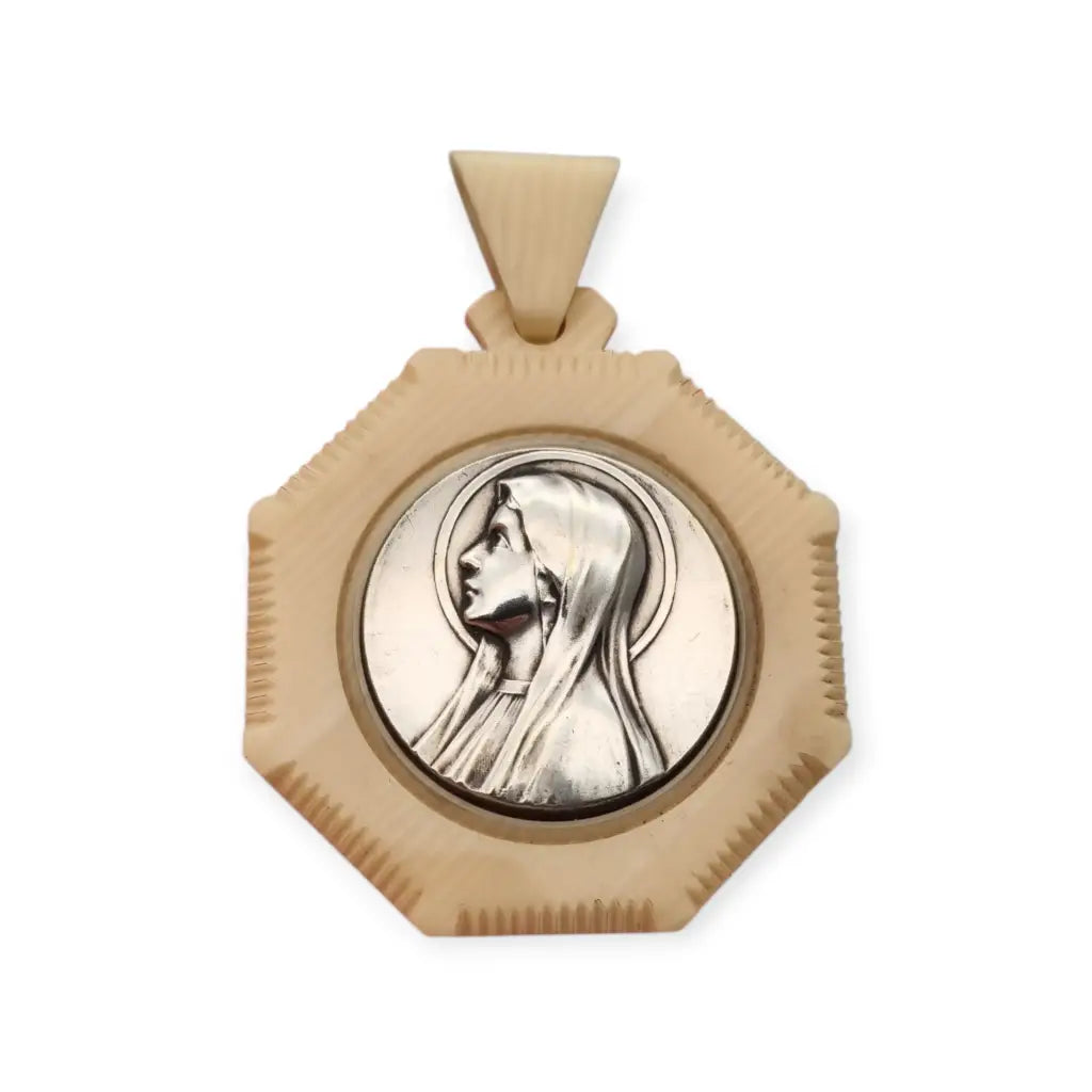 Protector de cuna Art Nouveau en celuloide y medalla con Virgen María circa