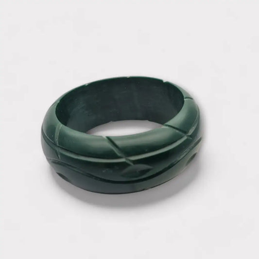 Pulsera rígida de plástico verde con forma irregular vanguardista años 80.