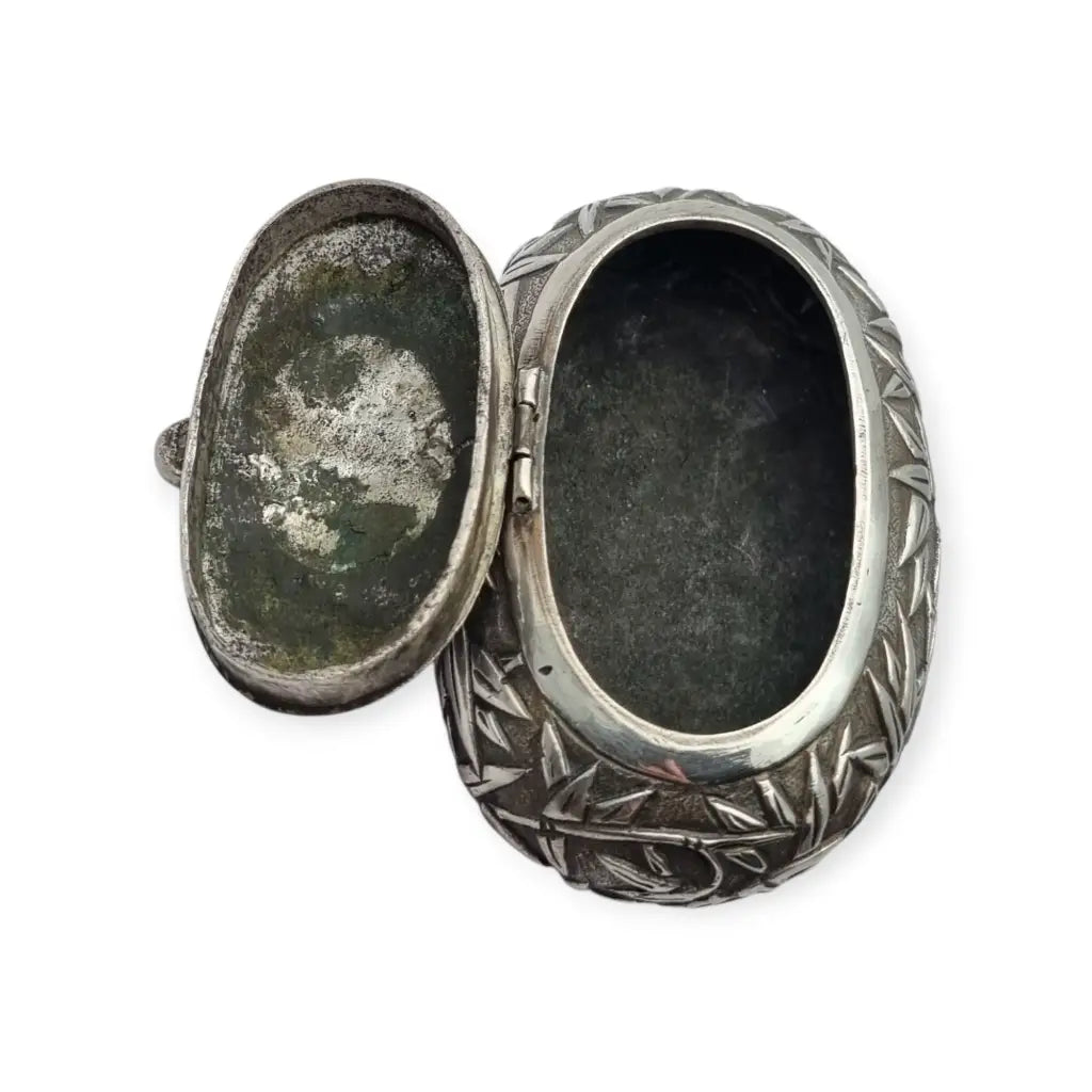 Rara caja de rapé oriental ovalada plata con dragón y bambú pieza