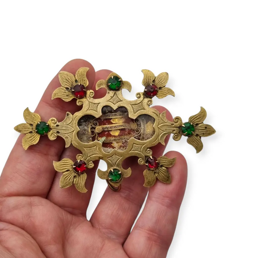 Relicario antiguo colgante con cinco reliquias selladas en metal dorado y gemas