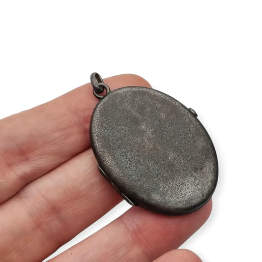 Relicario antiguo Guardapelo ovalado en metal oscuro Victoriano