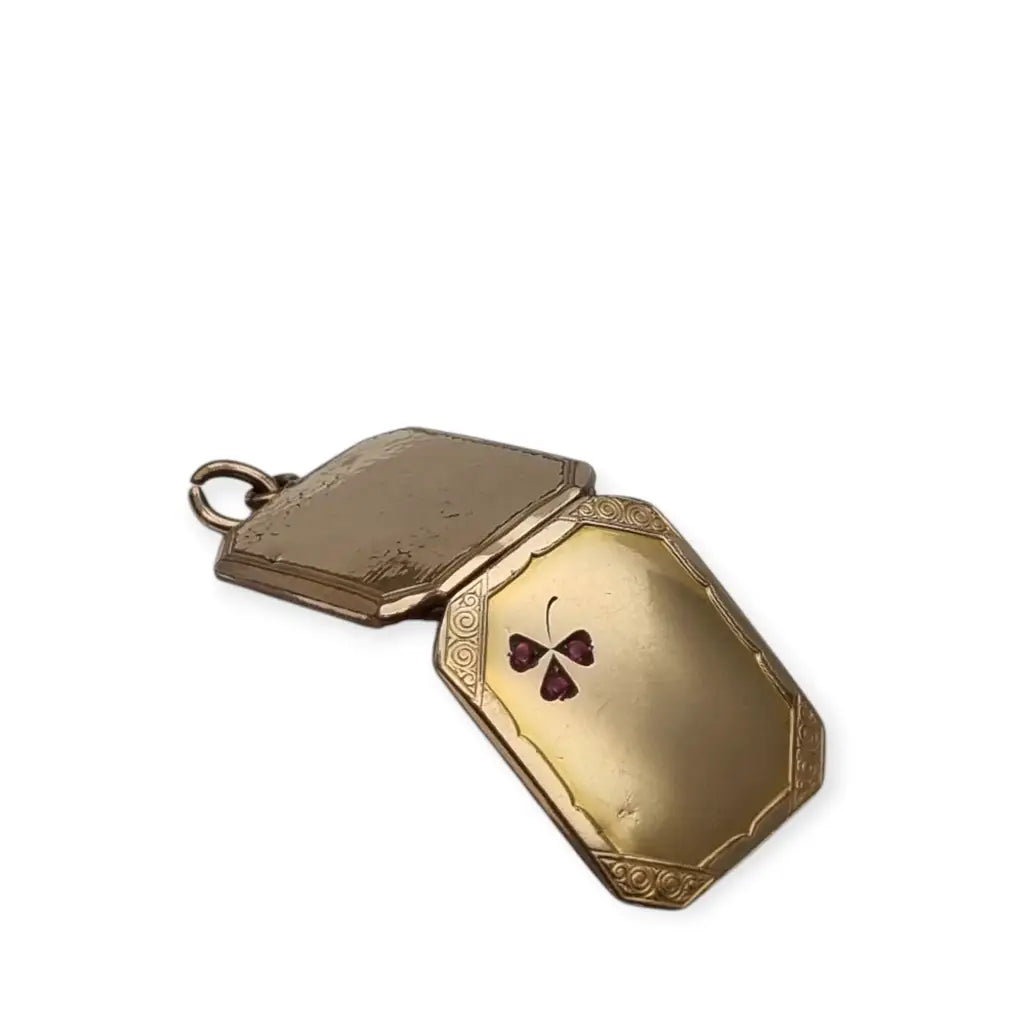 Relicario Art Déco gold filled con trébol de rubíes sintéticos colgante
