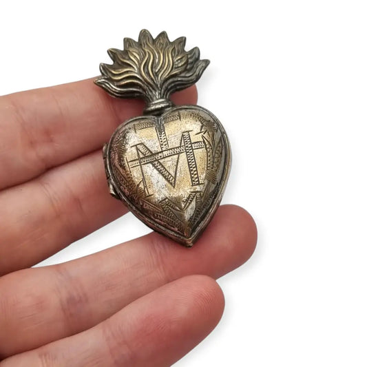 Relicario Sagrado Corazón antiguo en metal plateado grabado con llamas Francia