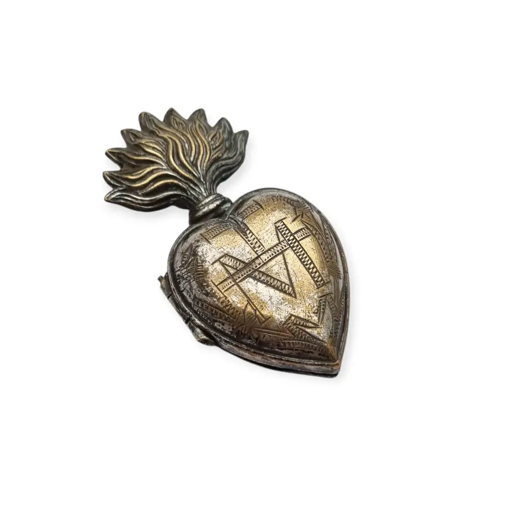 Relicario Sagrado Corazón antiguo en metal plateado grabado con llamas Francia