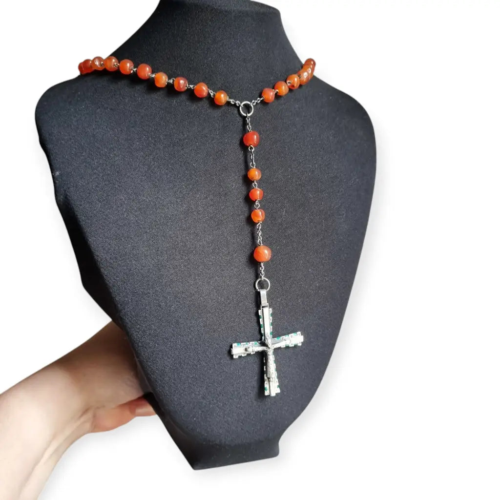 Rosario antiguo de plata y esmalte con cuentas cornalina Siglo XX.