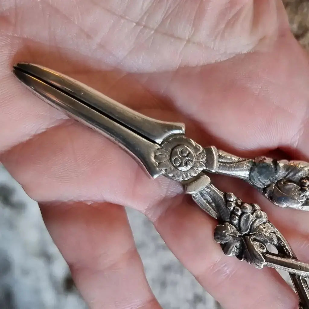 Tijeras art nouveau de plata decoradas con uvas racimo. Circa 1910.