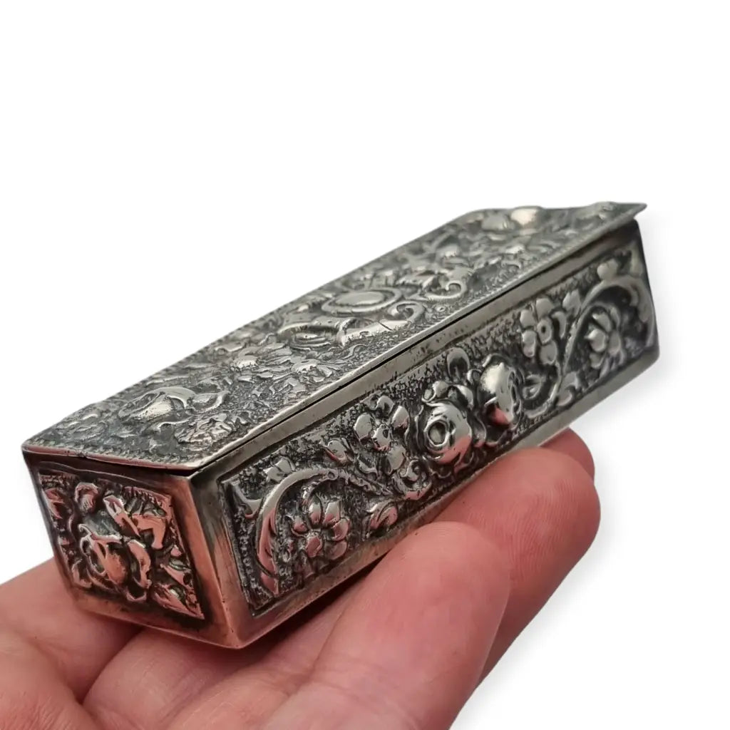 Caja de Plata Española los Años 40 50 con Sello Estrella relieve floral.