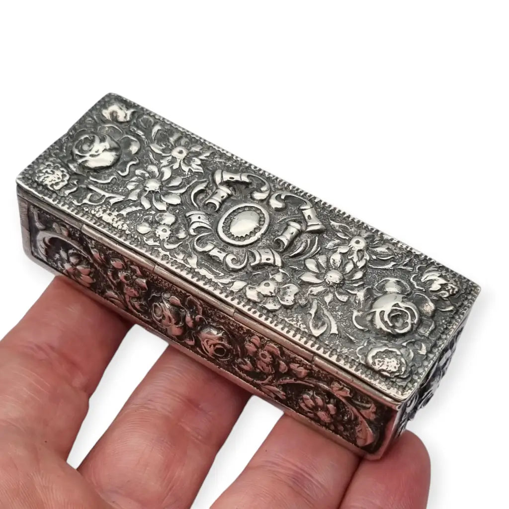 Caja de Plata Española los Años 40 50 con Sello Estrella relieve floral.