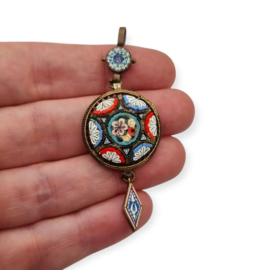 Colgante Vintage Italiano de Micromosaico Floral y Metal Dorado marca CD 1940.