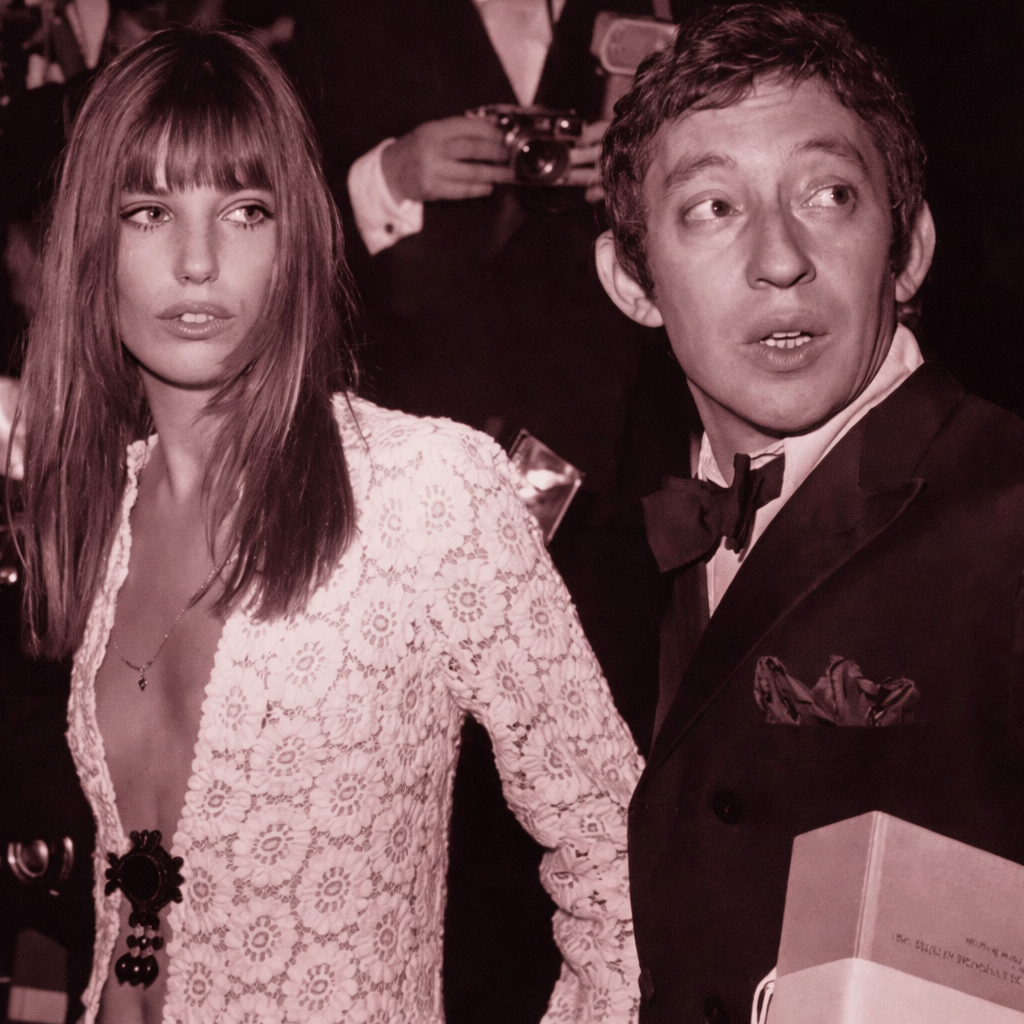Foto de Jane Birkin con un broche antiguo en el vestido