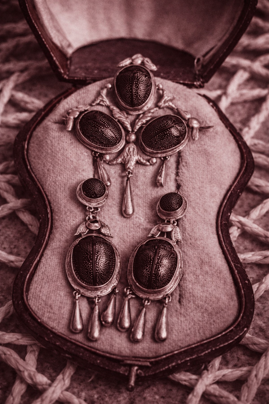 Caja victoriana con pendientes de oro en forma de escarabajos egipcios
