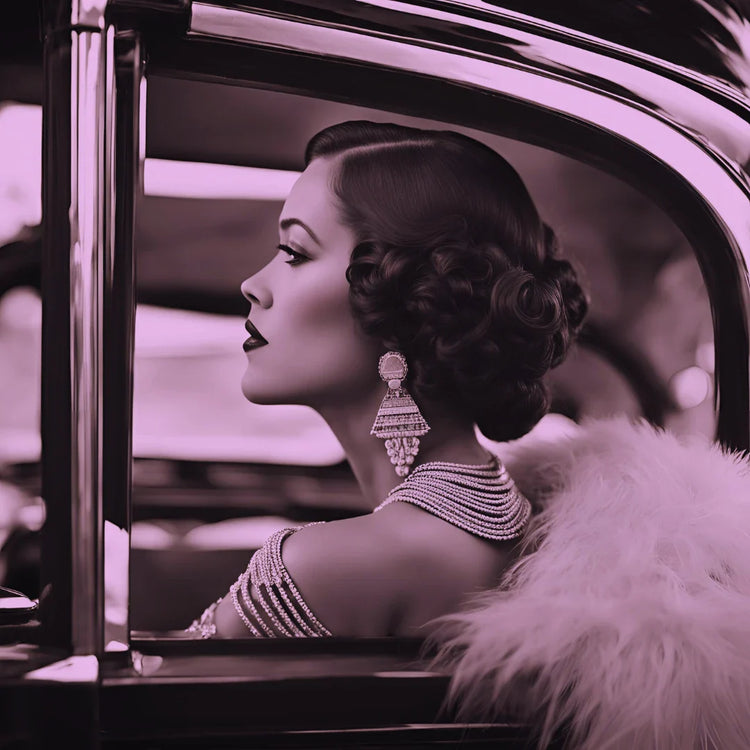 Mujer elegante en un coche con estética y joyas Art Déco, circa 1930.