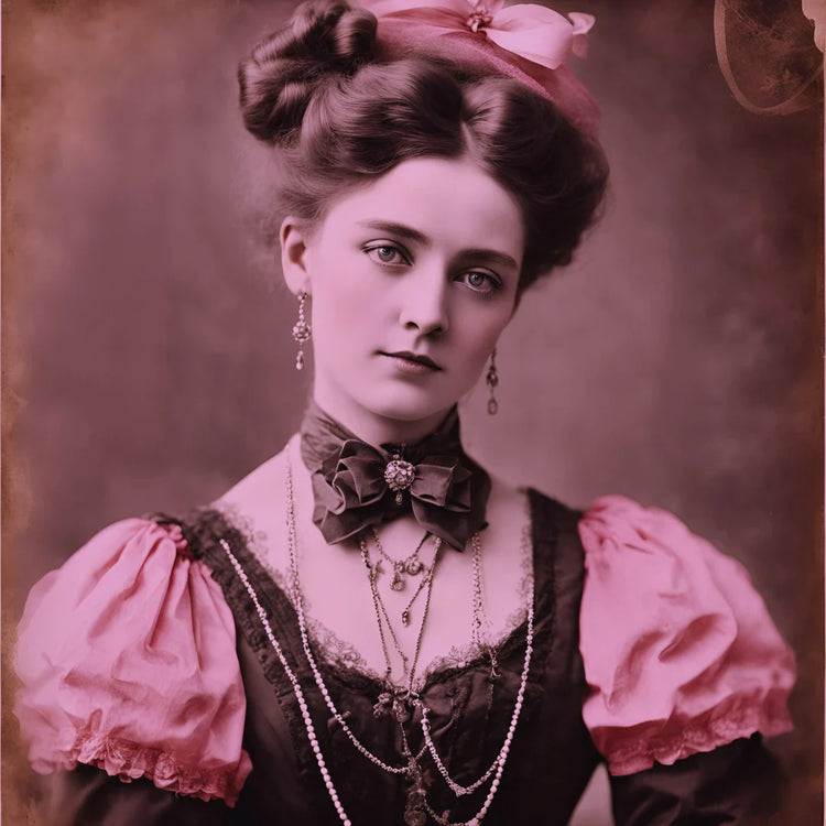 Mujer Victoriana con joyas de la época, circa 1880.