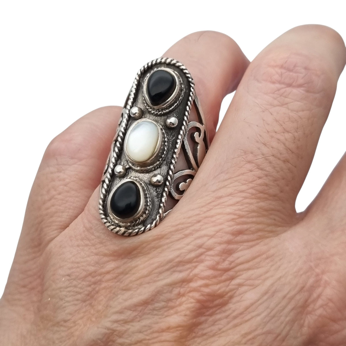 Anillo vintage español de plata 925 estilo boho con ónix y nácar, años 80