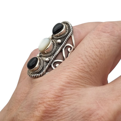 Anillo vintage español de plata 925 estilo boho con ónix y nácar, años 80