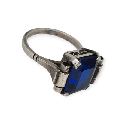 Anillo antiguo Art Déco en plata con cristal azul facetado, ca. 1930-1940