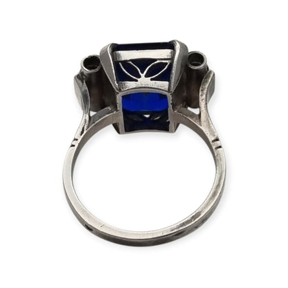 Anillo antiguo Art Déco en plata con cristal azul facetado, ca. 1930-1940