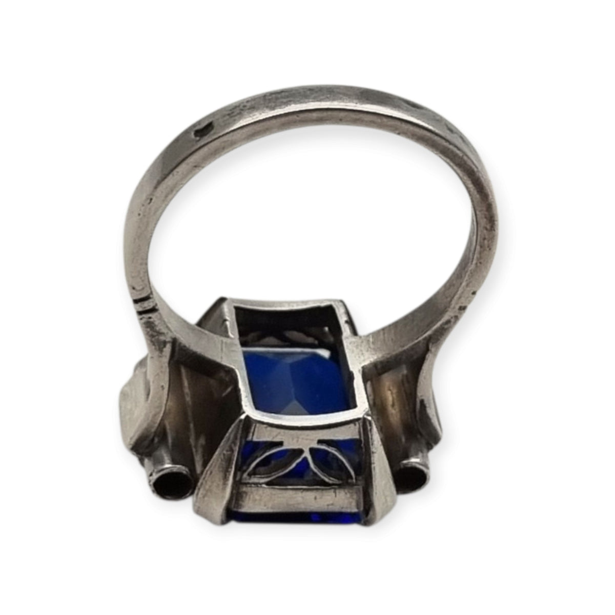 Anillo antiguo Art Déco en plata con cristal azul facetado, ca. 1930-1940