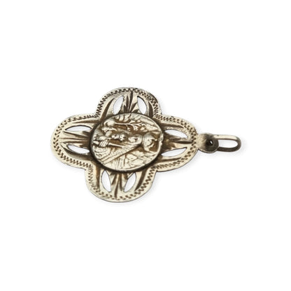 Medalla antigua de la Virgen de Montserrat en plata calada, recuerdo devocional catalán, ca. 1920-1950
