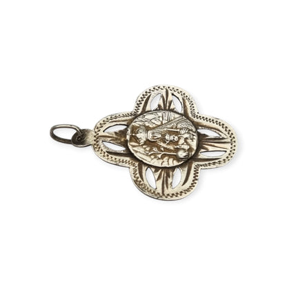 Medalla antigua de la Virgen de Montserrat en plata calada, recuerdo devocional catalán, ca. 1920-1950