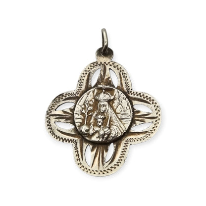 Medalla antigua de la Virgen de Montserrat en plata calada, recuerdo devocional catalán, ca. 1920-1950
