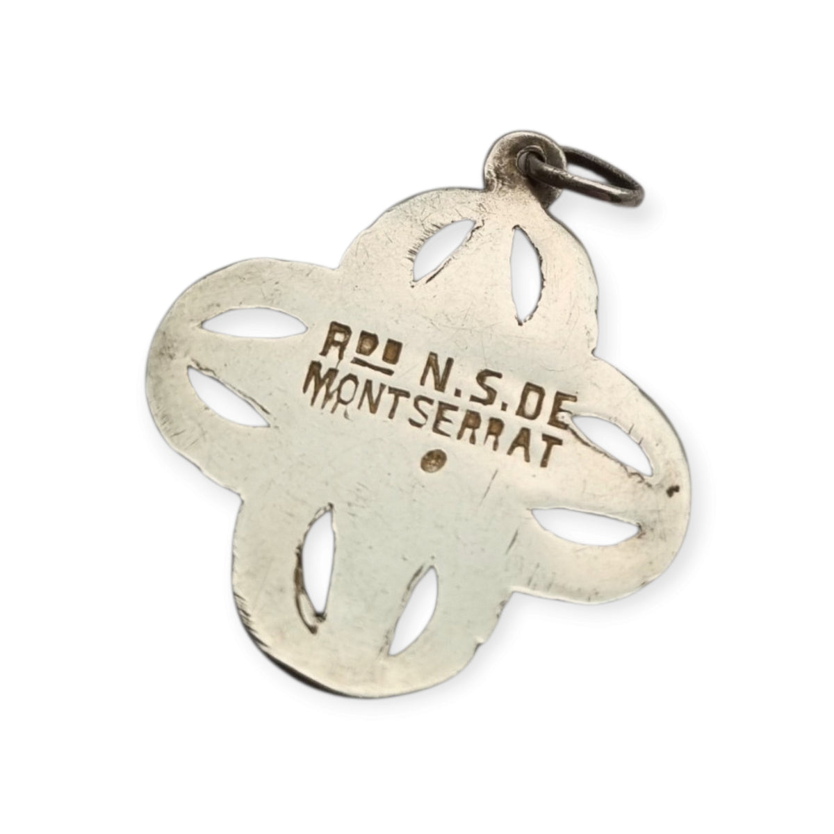 Medalla antigua de la Virgen de Montserrat en plata calada, recuerdo devocional catalán, ca. 1920-1950