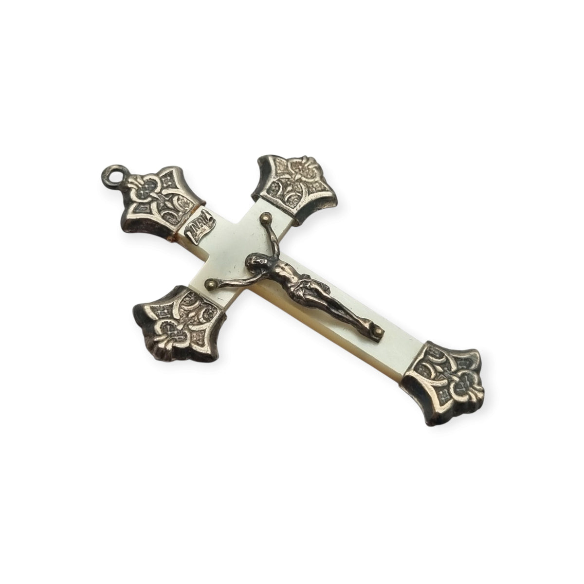 Crucifijo antiguo Art Nouveau de nácar y plata con terminales ornamentales, Europa, ca. 1900-1920