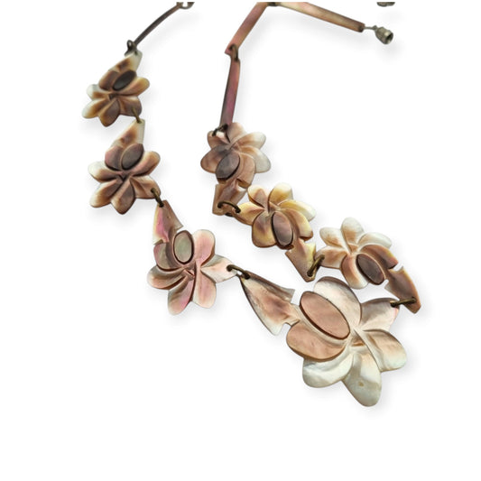 Collar vintage floral de nácar, joyería artesana Mid-Century, circa 1950-1970