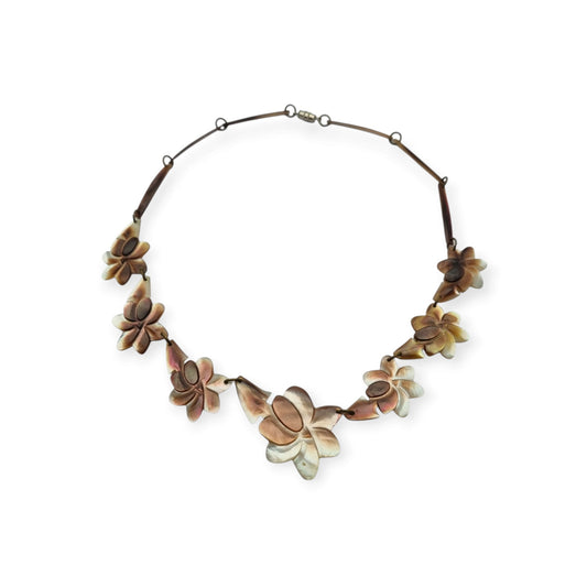 Collar vintage floral de nácar, joyería artesana Mid-Century, circa 1950-1970