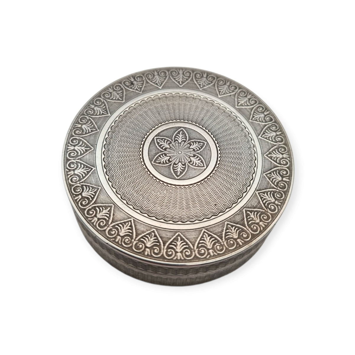 French Belle Époque round guilloché silver box by Albert Deflon, Paris, 1907–1920