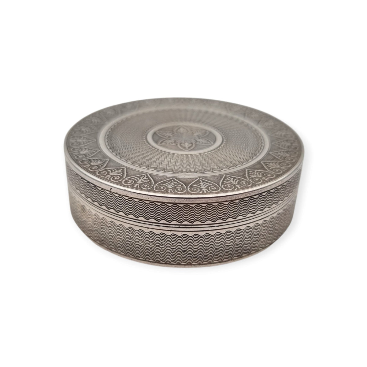 French Belle Époque round guilloché silver box by Albert Deflon, Paris, 1907–1920