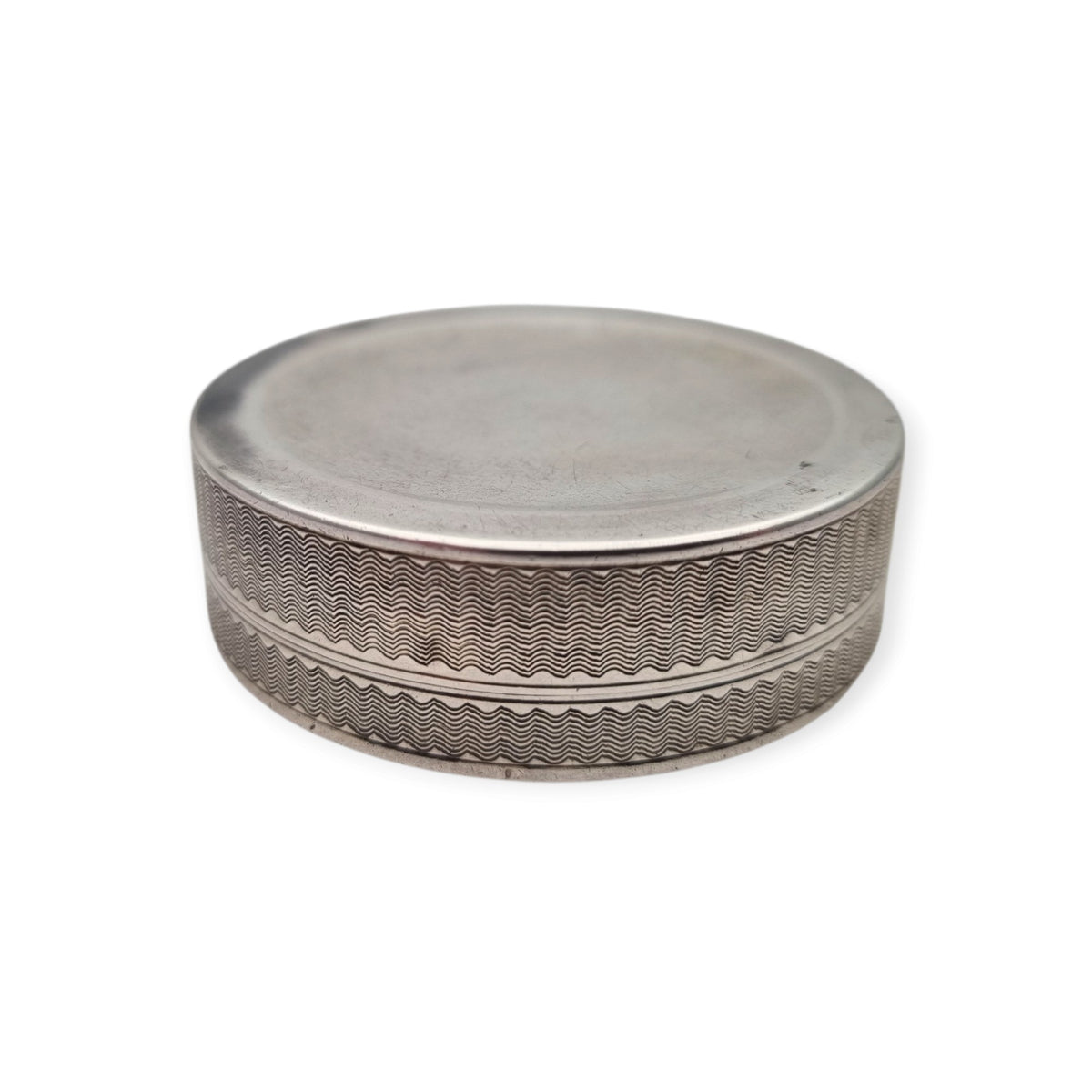 French Belle Époque round guilloché silver box by Albert Deflon, Paris, 1907–1920