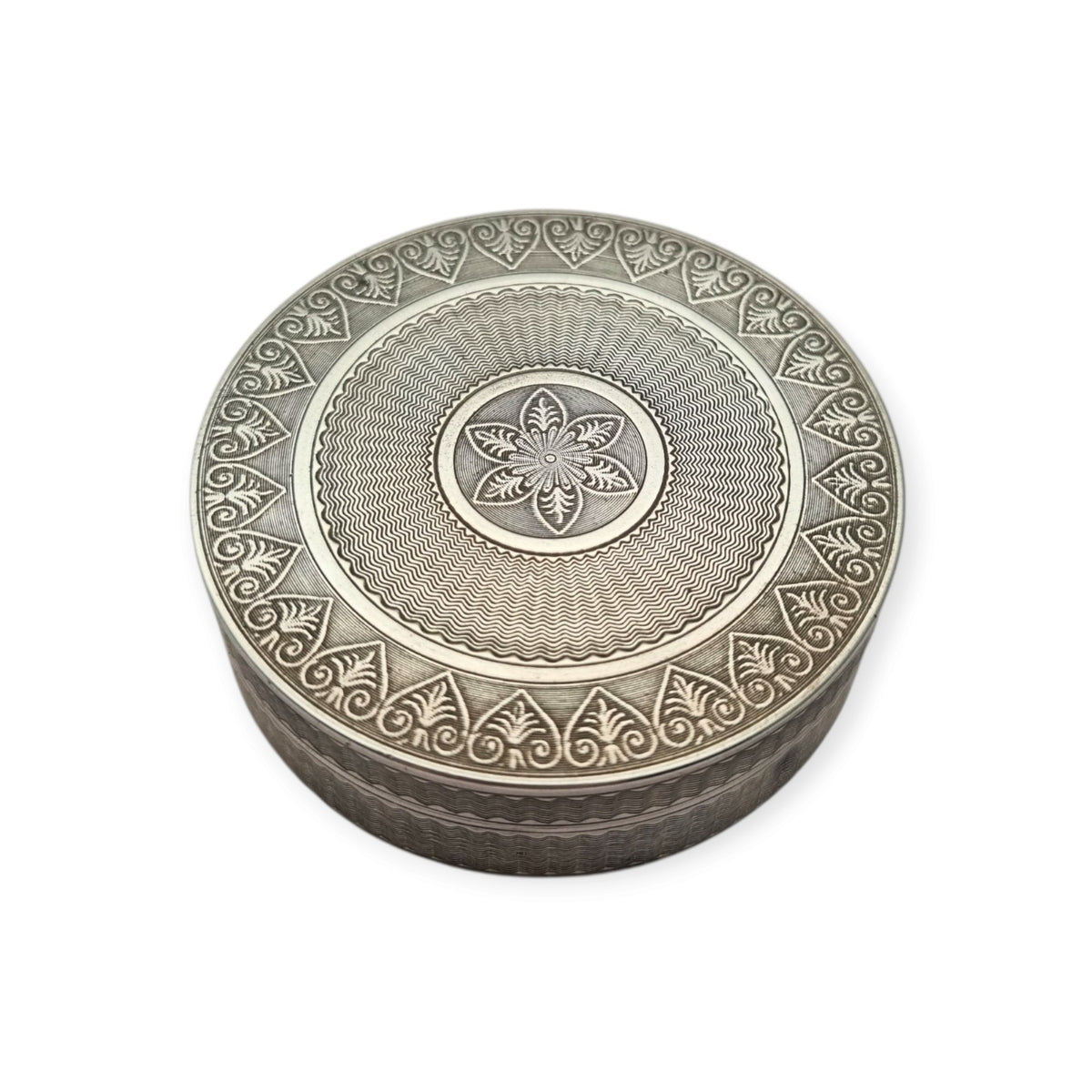French Belle Époque round guilloché silver box by Albert Deflon, Paris, 1907–1920
