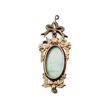 Colgante antiguo de querubín alado en Plata Dorada con Esmalte, Perlas y Gemas, ca. 1870–1890
