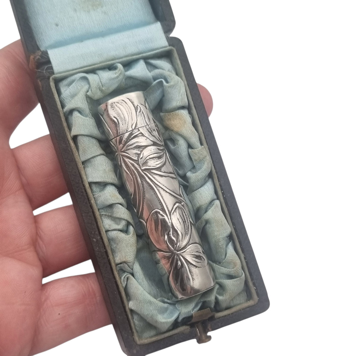 Perfumero Antiguo Art Nouveau de Plata con Decoración Floral en su Estuche, circa 1900