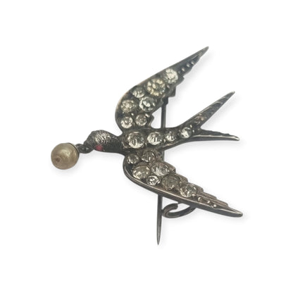 Broche Antiguo Sentimental Victoriano Golondrina de Plata con Pasta Vítrea y Perla, circa 1900