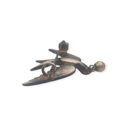 Broche Antiguo Sentimental Victoriano Golondrina de Plata con Pasta Vítrea y Perla, circa 1900