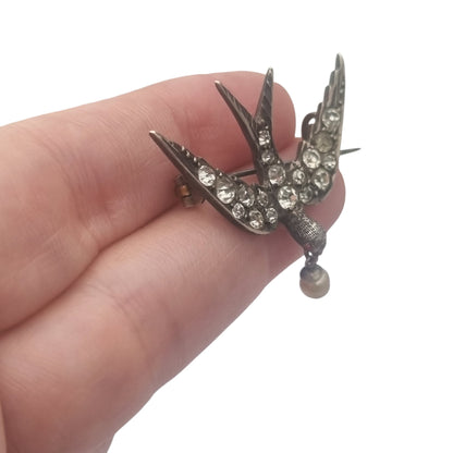 Broche Antiguo Sentimental Victoriano Golondrina de Plata con Pasta Vítrea y Perla, circa 1900