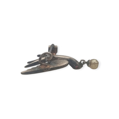 Broche Antiguo Sentimental Victoriano Golondrina de Plata con Pasta Vítrea y Perla, circa 1900