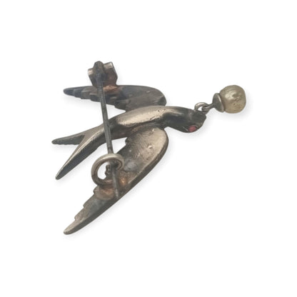 Broche Antiguo Sentimental Victoriano Golondrina de Plata con Pasta Vítrea y Perla, circa 1900