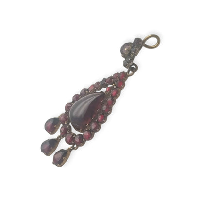 Colgante antiguo victoriano de pedrería granate y metal dorado, tipo girándola, circa 1900