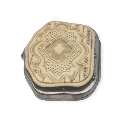 Monedero francés antiguo Belle Époque en galalita con decoración piqué, circa 1900–1910