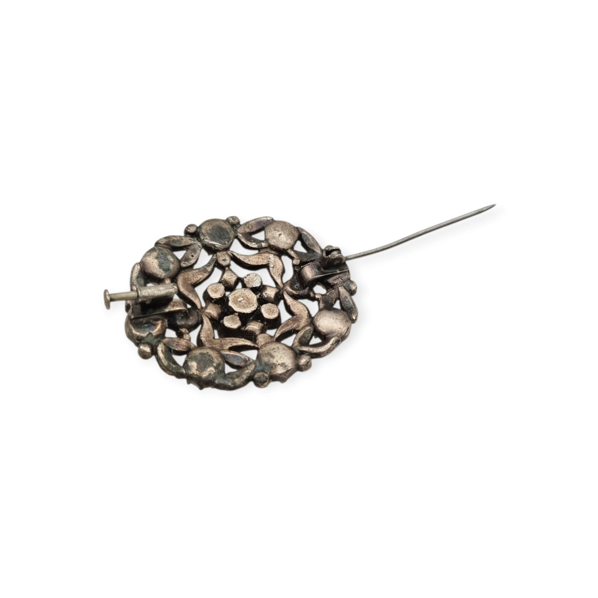 Broche vintage Art Déco de bisutería con pedrería y decoración floral, estilo Hollywood, Europa, ca. 1940–1950
