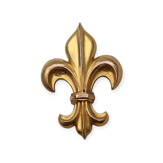 Broche vintage francés de metal dorado con flor de lis heráldica, ca. 1930–1940
